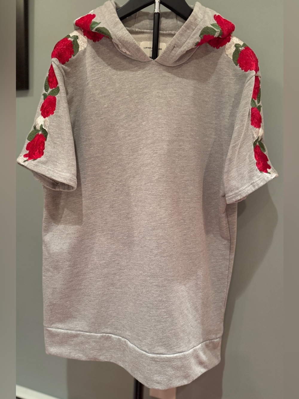 Gray Unisex Short-Sleeve Hoodie with  Rose Embroidery Lifted Anchor Napier M/L